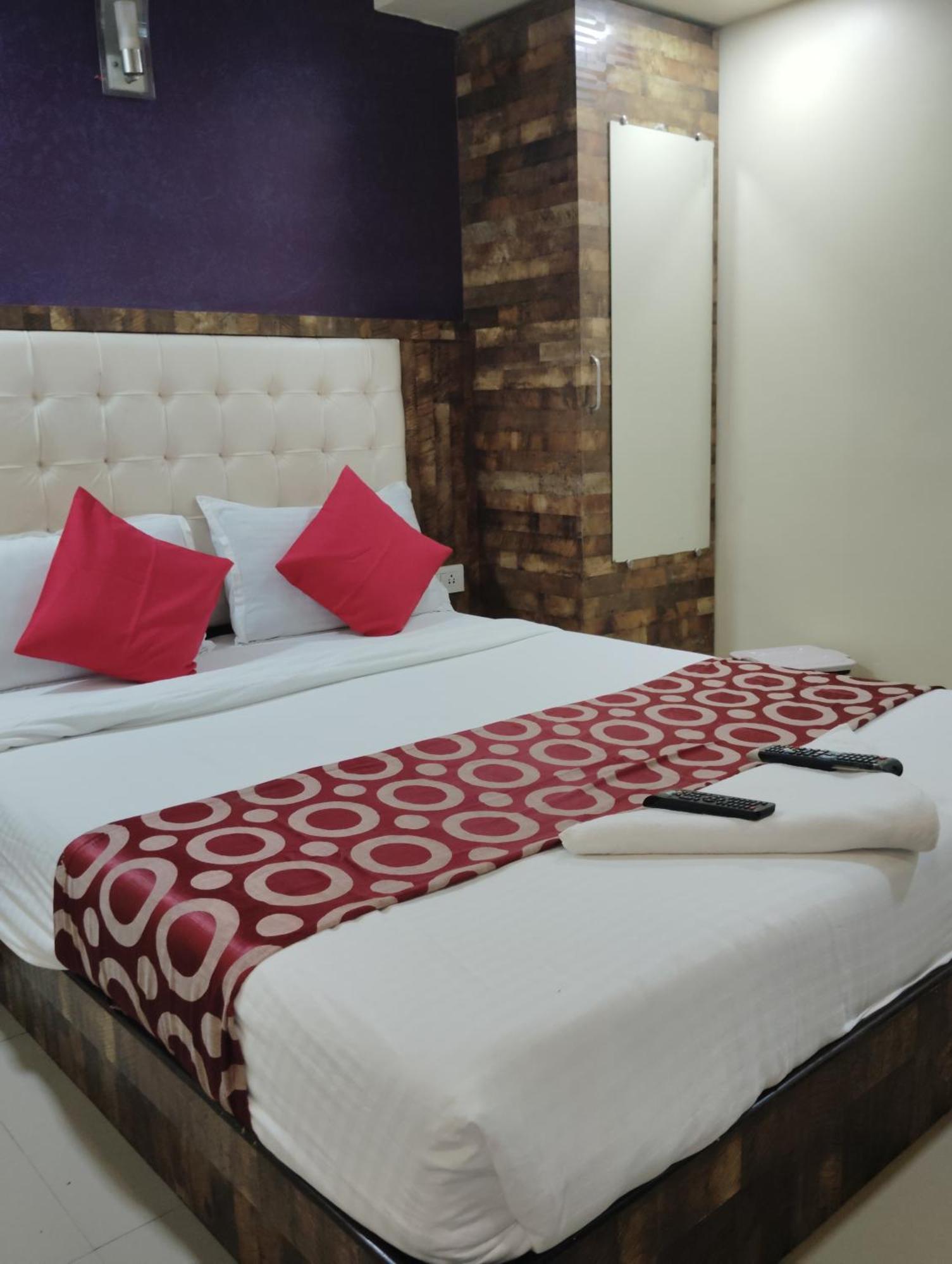 Hotel Golden Park Near Nesco Mumbai Exteriör bild