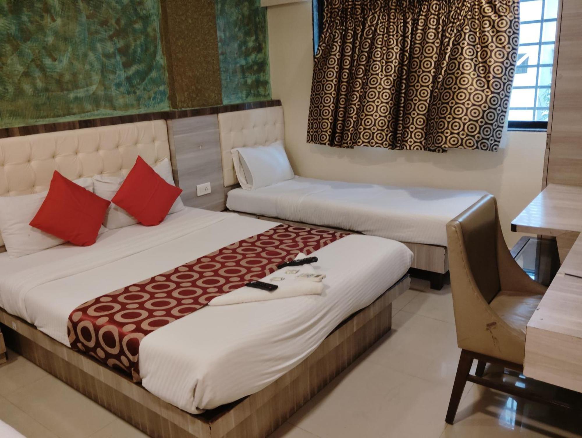 Hotel Golden Park Near Nesco Mumbai Exteriör bild